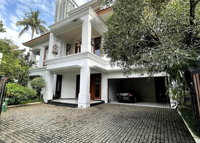 Large Garden Oasis Home in Kemang